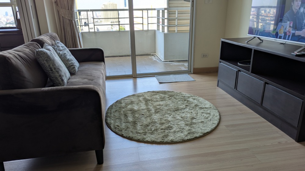 For RentCondoWongwianyai, Charoennakor : Condo with furniture, good location, for rent, Charoen Nakhon-Thonburi area, near Sena Fest, only 400 meters.