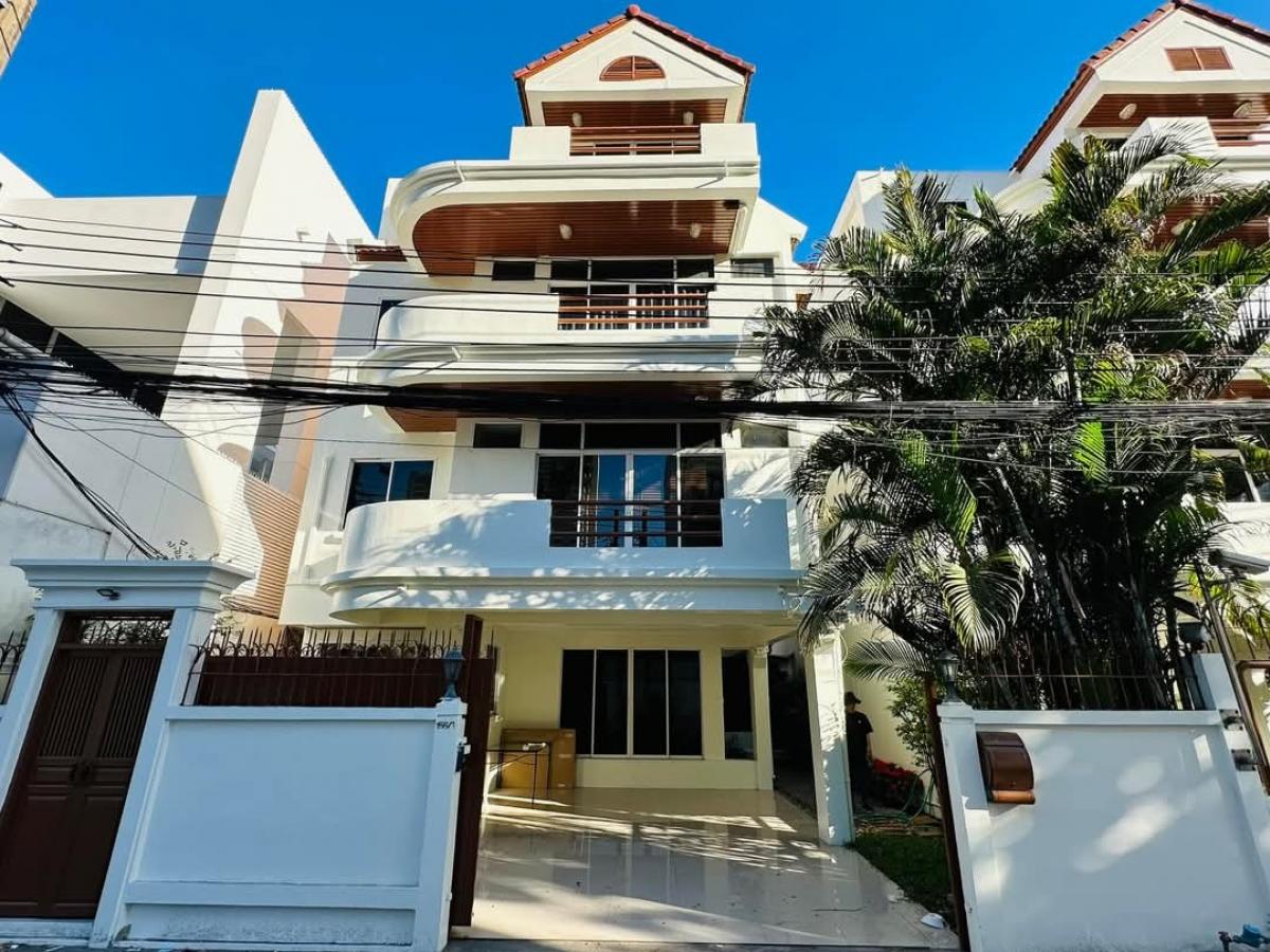 For RentHouseSukhumvit, Asoke, Thonglor : For rent: 5 bedroom detached house near Emporium, Terminal 21 Asoke