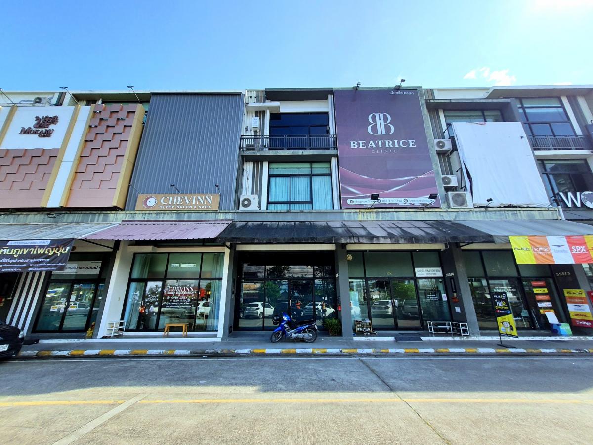 For SaleShophouseChiang Mai : Commercial building for sale, front row, on the main road, Fifth Avenue project, Ruamchok intersection, Chiang Mai