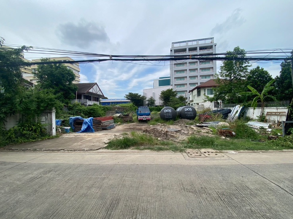 For SaleLandRatchadapisek, Huaikwang, Suttisan : ● Prime Location ● Beautiful land plot 191.60 sq.w. | 20 meters wide on the road, 40 meters deep | Near MRT Lat Phrao 4 mins., BTS Ratchayothin 8 mins., Major Cineplex Ratchayothin 8 mins., Central Lat Phrao 9 mins.