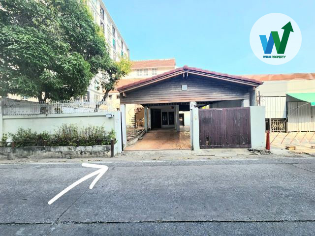 For SaleHouseRatchadapisek, Huaikwang, Suttisan : House for sale on Ratchadaphisek Road 32, Soi 1-1, size 60.3 square wah, large area, can park 4 cars, near MRT Lat Phrao, BTS Ratchayothin