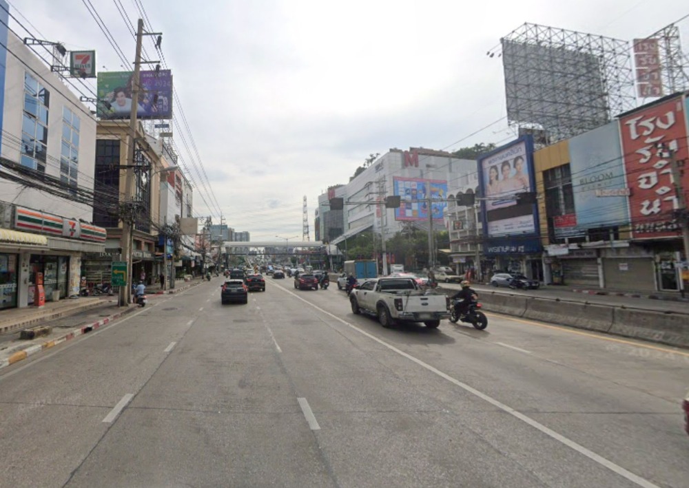 For SaleLandChaengwatana, Muangthong : Urgent sale of land in Soi Ngamwongwan 31, cheap price, good location near the entrance to Si Rat Expressway, opposite The Mall Ngamwongwan.