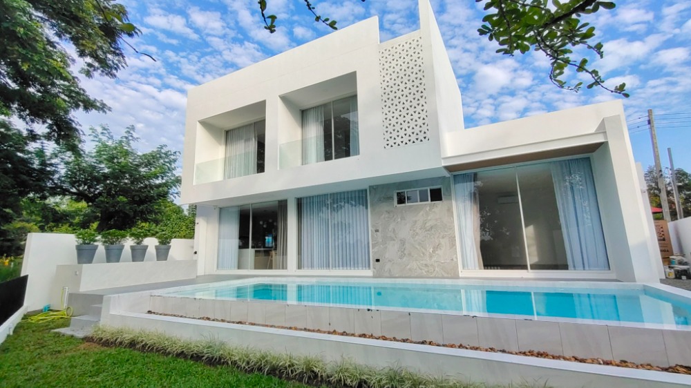 For SaleChiang Mai : 2-story luxury pool villa with stunning lake and Doi Suthep views. Enjoy ultimate privacy and tranquility in an excellent location.