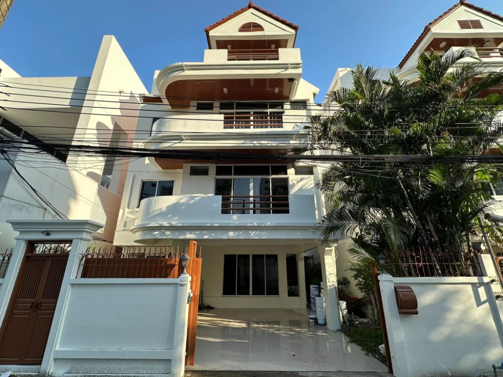 For RentHouseSukhumvit, Asoke, Thonglor : 4-storey house, newly renovated, good location, beautifully decorated, for rent, Sukhumvit-Phrom Phong area, near EmQuartier, only 1.2 km.