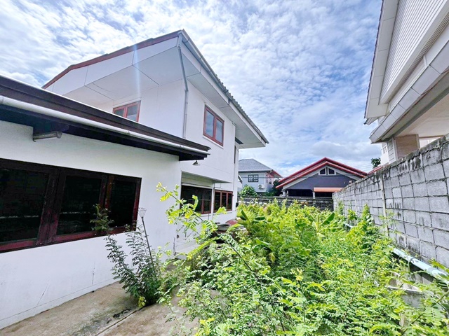 For RentHouseChaengwatana, Muangthong : Adjecent to Rajvithi Bangkhen Sch. Ngamwongwan Rd.45-49 2-storey 3 bed 3 bath 80sq.wa. 240sq.m.Kase