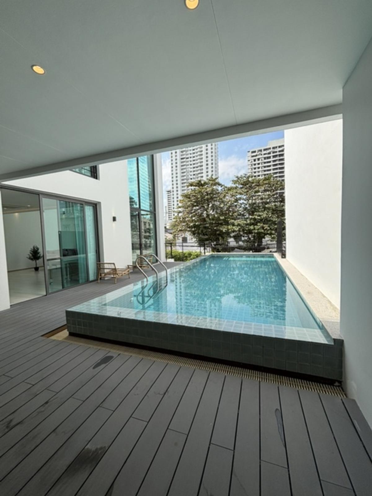 For RentHouseSukhumvit, Asoke, Thonglor : Luxury living : 5 bedroom pool villa | 235K rental fee in Sukhumwit 49 | only 20 min walk to M District