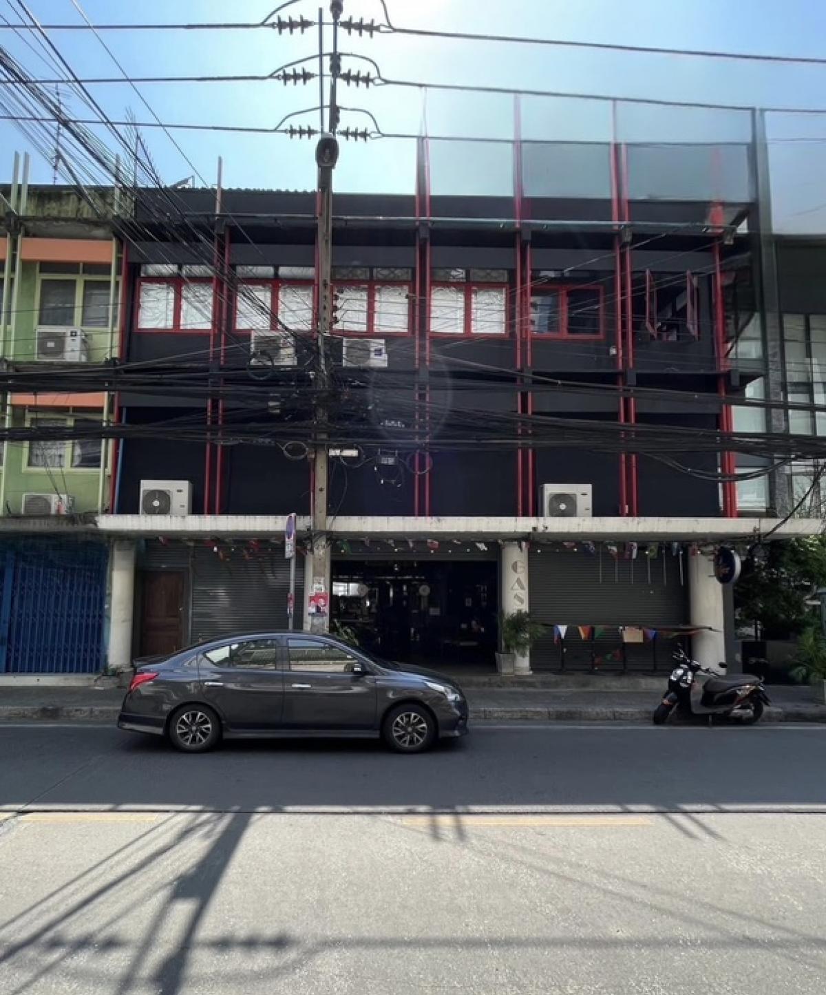 For RentShophouseSukhumvit, Asoke, Thonglor : For rent: 3 commercial buildings, Phrom Phong, Sukhumvit, Bangkok, near Emsphere shopping mall and BTS Phrom Phong station, 850 meters.