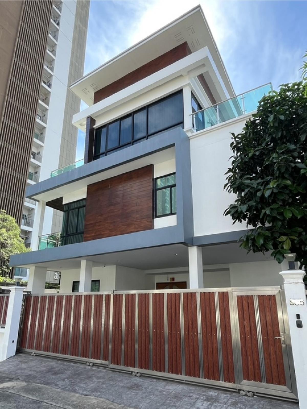 For SaleHome OfficeRatchadapisek, Huaikwang, Suttisan : For sale: 3-storey detached house, Ratchada-Huai Khwang Road, Soi Pracha Uthit 5, Wisutthi Niwet, near Huai Khwang Intersection, Meng Jai, 100 meters into the alley