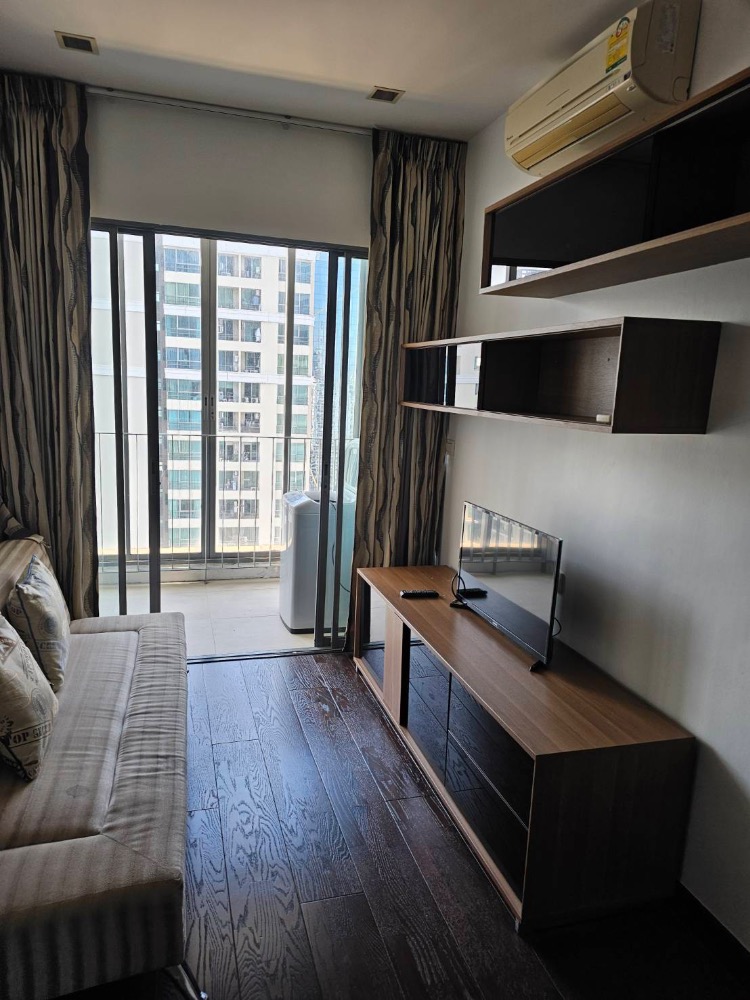 For RentCondoRatchathewi,Phayathai : 🔥 Dont miss out on this huge discount! 🔥 ​​🏙️ Ideo Q Phayathai 📍 1 bedroom | 1 bathroom | Size 40 sq m. 💸 Rent only 20,000 baht/month (Price negotiable!) 📞 Call: 086-746-8882 (K. Cooper)