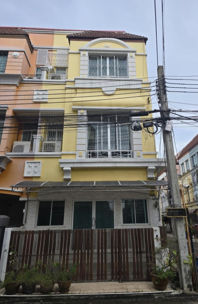 For RentHouseBangna, Bearing, Lasalle : 🏡 For rent, 4-storey townhouse, Baan Klang Muang, British Town, Srinakarin (Sri Dan 24) 💰 Empty house, no furniture 🚝 MRT Sri Lasalle only 650 meters 🐶🐱 Pets allowed and can be registered ✅✅