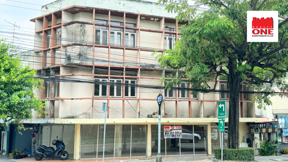 For SaleShop HouseOnnut, Udomsuk : For sale/rent: 3-storey shophouse, corner building, in front of Soi On Nut 72, on the main road, Sukhumvit 77, in a community area, suitable for various businesses.