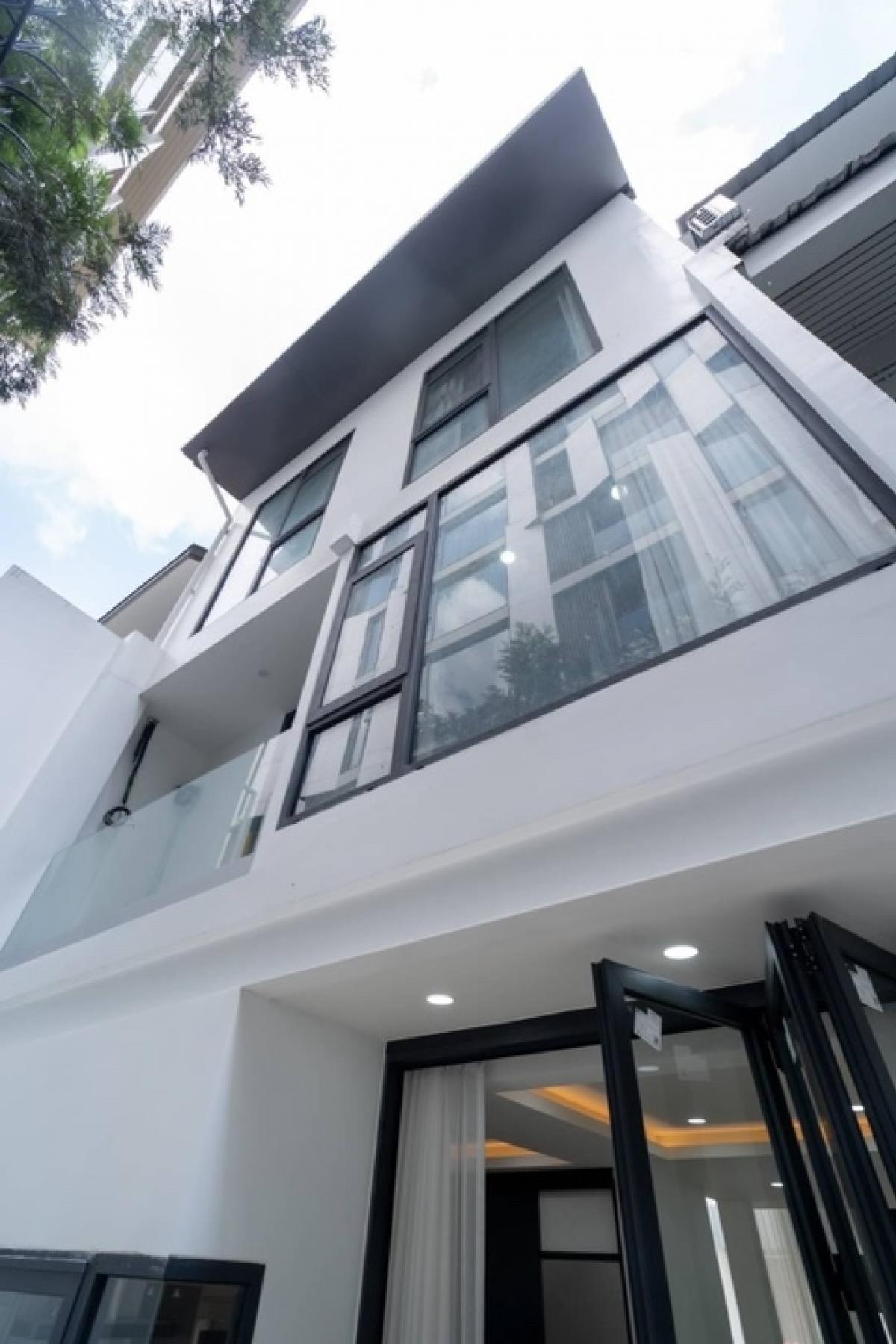 For SaleTownhouseSukhumvit, Asoke, Thonglor : 📢👇Selling a newly renovated and decorated Townhouse in a prime location in the heart of Bangkok. Convenient transportation by both BTS and MRT. Suitable for living or making Airbnb.