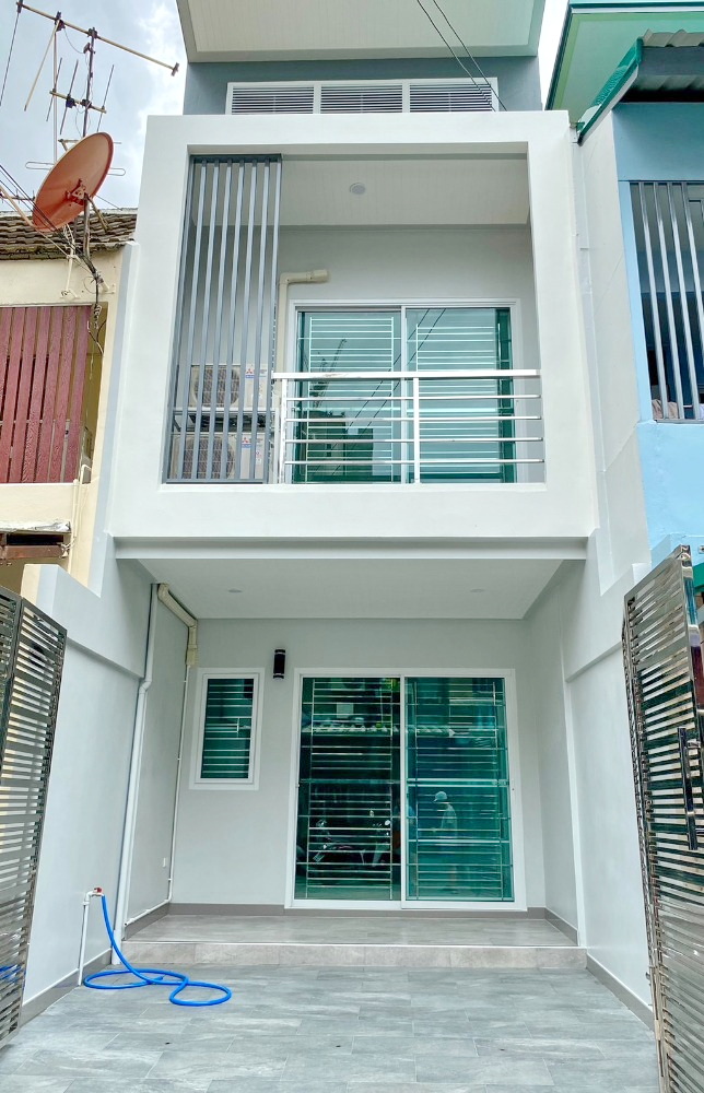 For SaleTownhouseLadprao, Central Ladprao : H0407😍 For SELL Selling 2-storey townhouse, 🚪3 bedrooms🚄Lad Phrao🔔House area: 15 sq m🔔Usable area: 150 sq m💲Selling: 5,200,000฿📞O99-5919653,O65-9423251✅LineID:@sureresidence