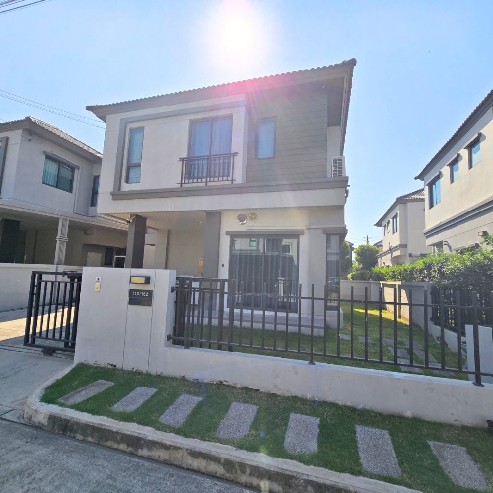 For SaleHousePathum Thani,Rangsit, Thammasat : For Sale: Detached House, V Compound Tiwanon-Rangsit Project Land Area: 40.3 sq. wah | Usable Area: 334 sq.m. 3 Bedrooms, 3 Bathrooms Spacious front, side, and backyard