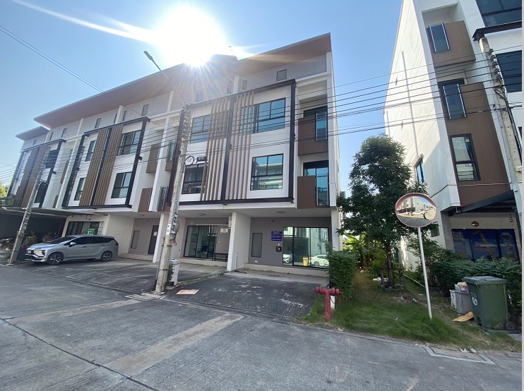 For RentTownhouseBangna, Bearing, Lasalle : Call 081-632-0632 Townhouse for rent, 3 floors, IField Bangna Village, IField Bangna, Kanchanaphisek Road, near Mega Bangna, Ramkhamhaeng 2 / some furniture / 5 air conditioners / residential or Home Office