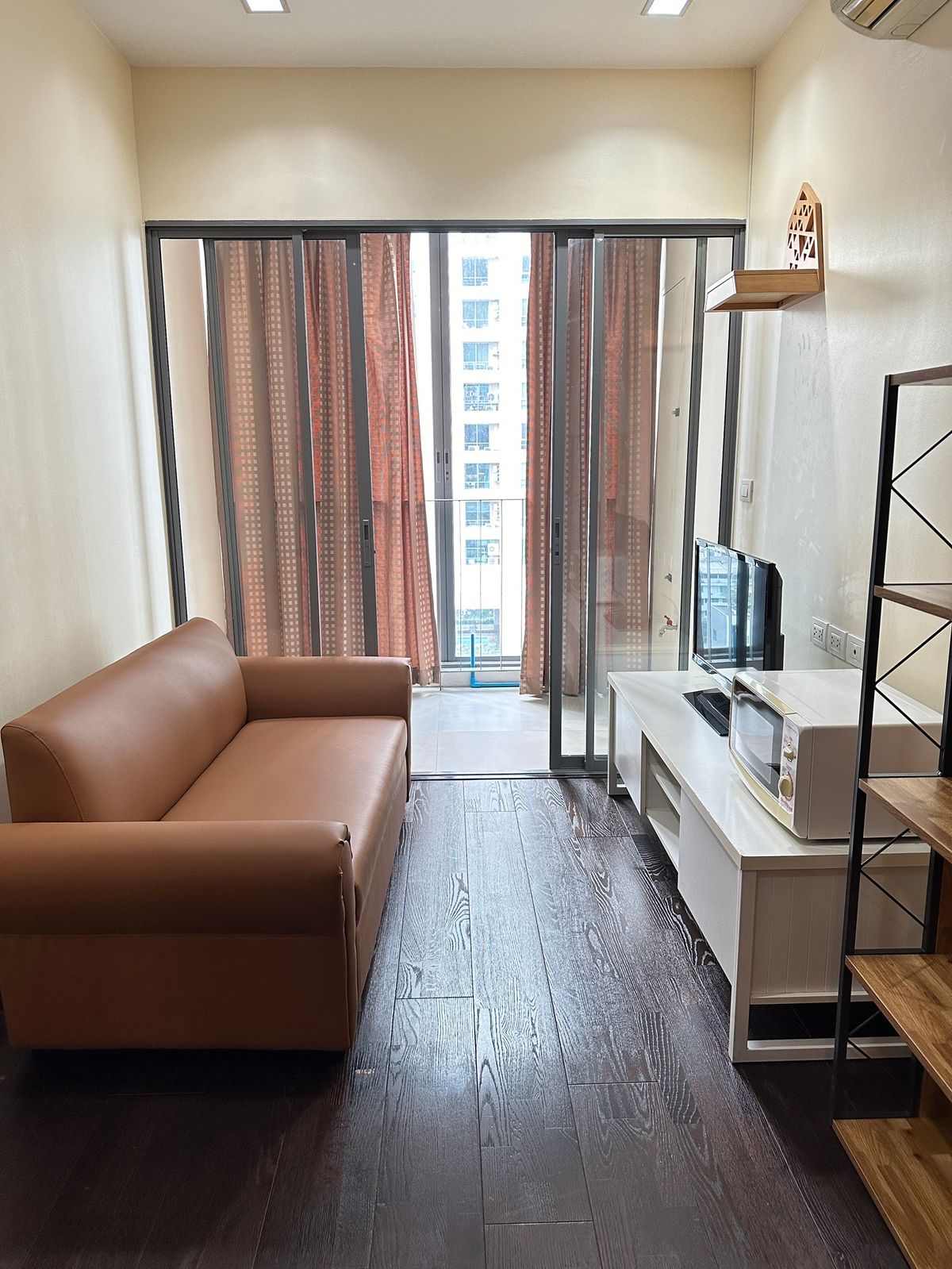 For RentCondoRatchathewi,Phayathai : 🔥 Dont miss out on this huge discount! 🔥 ​​🏙️ Ideo Q Phayathai 📍 1 bedroom | 1 bathroom | Size 40 sq m. 💸 Rent only 20,000 baht/month (Price negotiable!) 📞 Call: 086-746-8882 (K. Cooper)