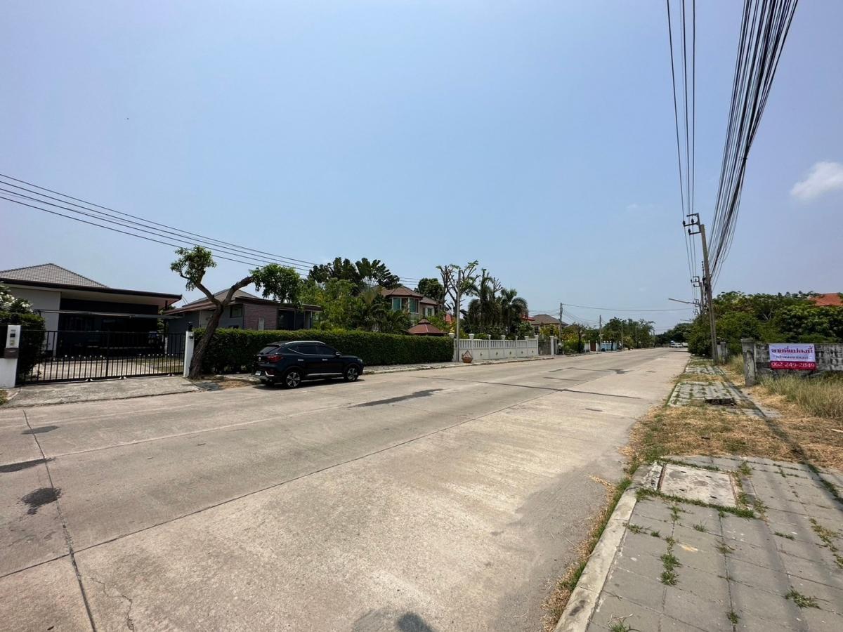 For SaleLandSamut Prakan,Samrong : Urgent sale (owner) vacant land, Chuenchuen Bangna project, Km. 29.5, size 100 square wa, next to the projects main road