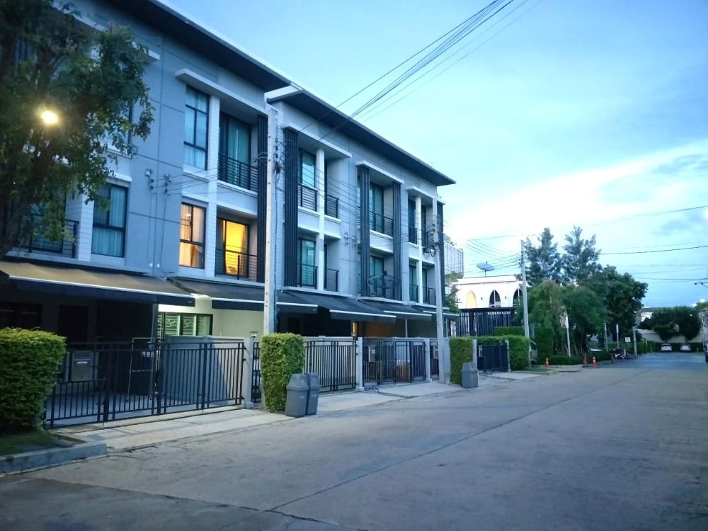 For RentTownhouseRattanathibet, Sanambinna : For rent, Baan Klang Muang, Rattanathibet, 3-storey townhouse, near Central Rattanathibet, near the BTS, Nonthaburi Intersection Station, beautiful house, fully furnished, ready to move in