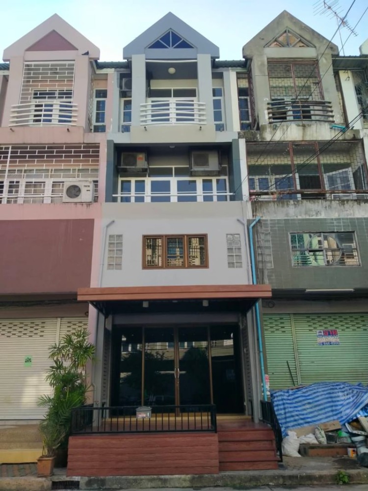 For SaleShophouseMin Buri, Romklao : Very cheap for sale, 4-storey commercial building, 16 sq m, Rueanrudee Village, Soi Ramkhamhaeng 180, house has 4 bedrooms, 3 bathrooms + 6 air conditioners