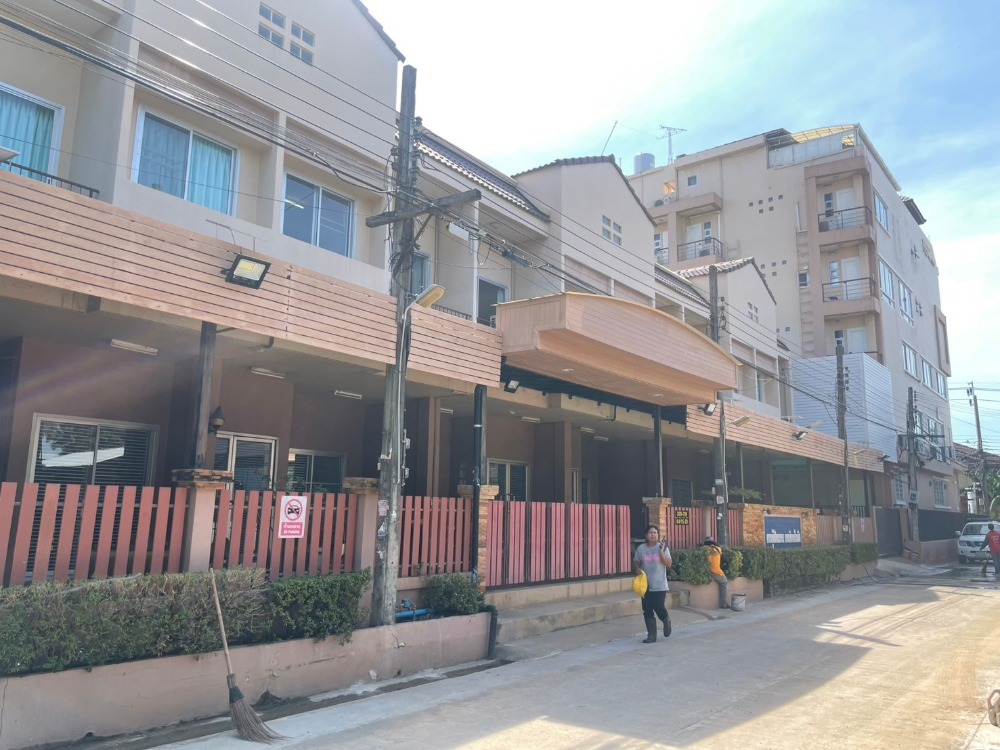 For RentOfficeNawamin, Ramindra : Building for rent, suitable for a business office or nursing home, Ram Intra - near the Pink Line BTS, Phraya Suren Station