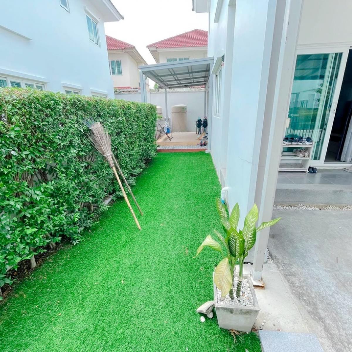 For SaleHouseOnnut, Udomsuk : For sale: Chuenchuen Park On Nut-Wongwaen House, a semi-detached house in a single-family home style (the owner is selling it himself)