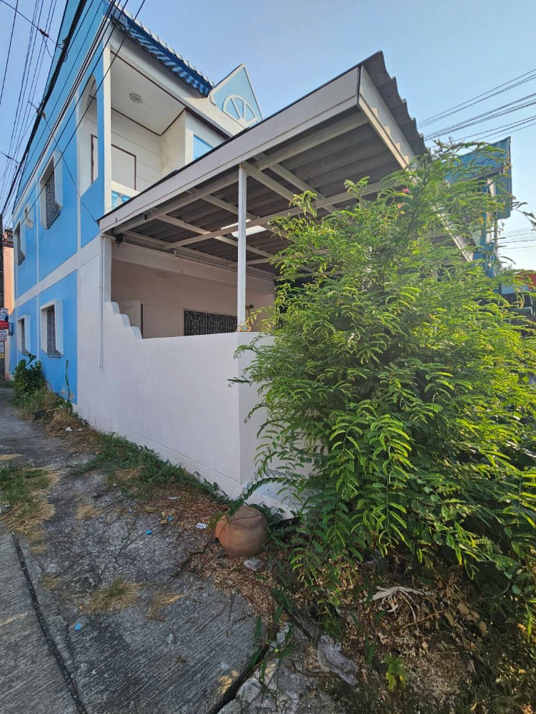 For SaleTownhouseRamkhamhaeng, Hua Mak : The house has a parking space, three bedrooms, two bathrooms, easy to travel, community area