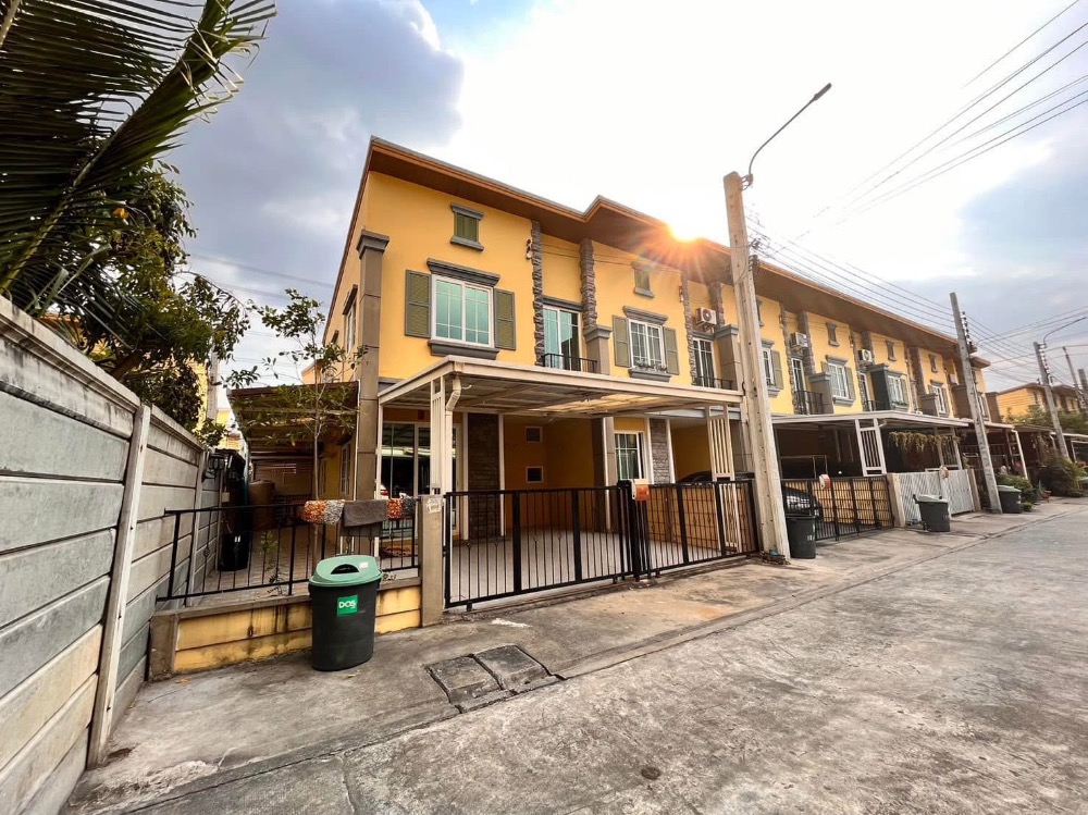 For RentTownhousePattanakan, Srinakarin : Townhouse for rent, corner unit, Golden Town 2, On Nut-Pattanakarn, new condition, near Airport Link Ban Thap Chang