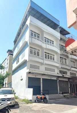 For RentShophouseOnnut, Udomsuk : RP214 Commercial building for rent, 3.5 floors, corner building, 290 square meters, 3 parking spaces, Soi On Nut 28, suitable for an office or online sales.