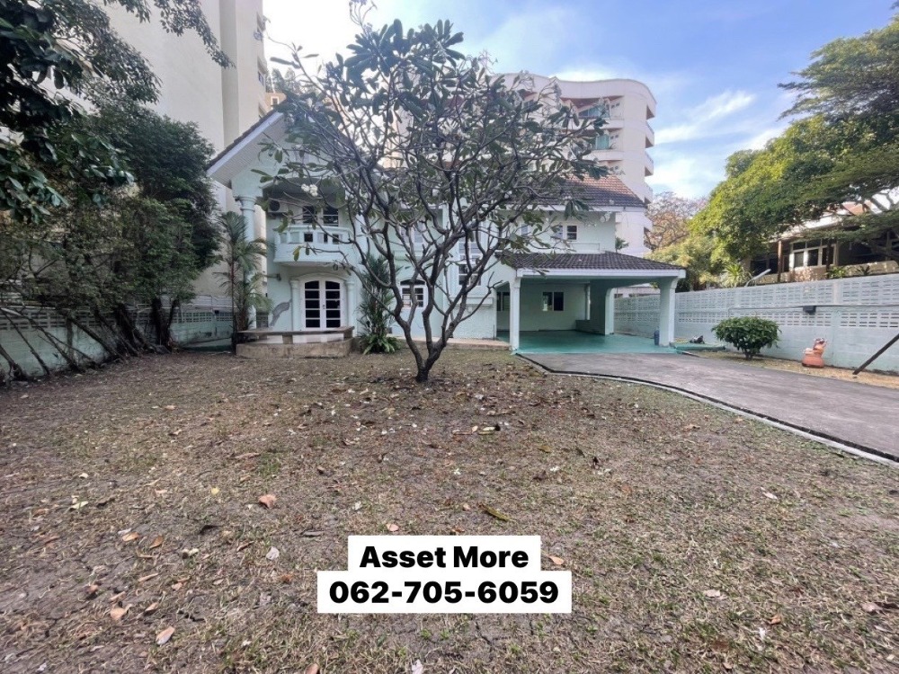 For RentHouseSukhumvit, Asoke, Thonglor : For rent 2-storey detached house (Sukhumvit) with a wide yard, good location, near BTS Ekkamai, Phra Khanong Nuea Subdistrict, Watthana District