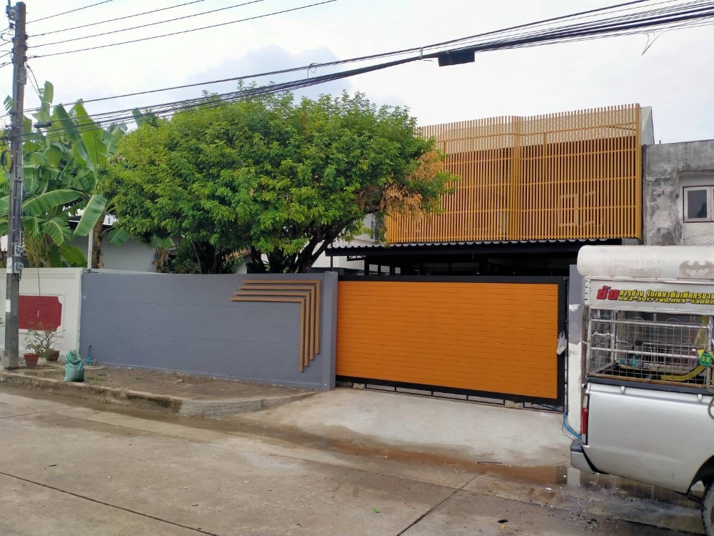 For RentHousePattanakan, Srinakarin : For rent, 2-storey detached house, Muang Thong Village, Phatthanakan Road, 3 air conditioners, no furniture, 4 bedrooms, 2 bathrooms, 1 storage room, rental price 30,000 baht/month