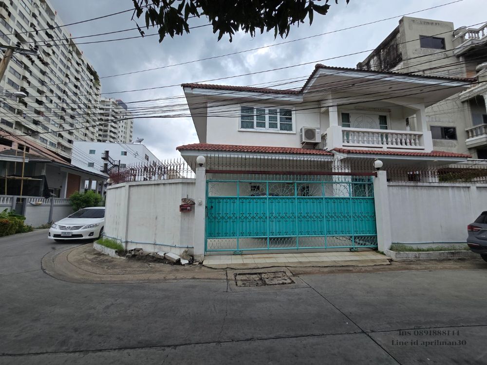 For SaleHousePattanakan, Srinakarin : For sale: 2-storey detached house, corner house, Soi On Nut 32, Sukhumvit Road 77, good location, near BTS On Nut