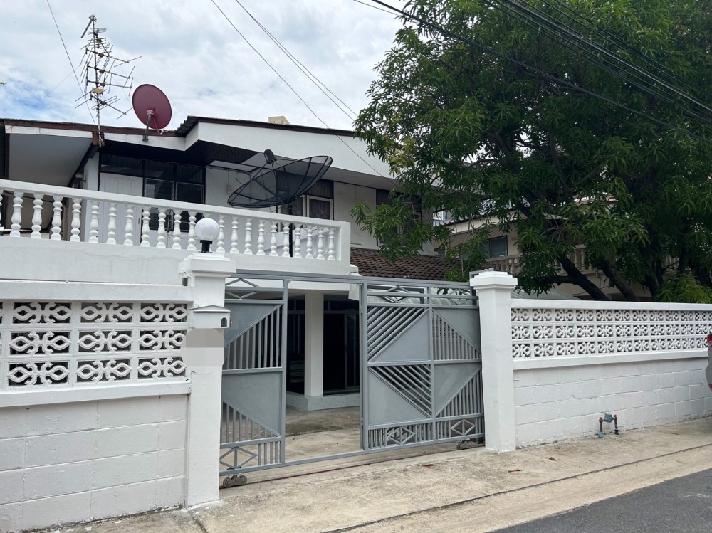 For RentHouseRatchadapisek, Huaikwang, Suttisan : For rent, 2-storey detached house, Pracharat Bamphen Road, air-conditioner, full furniture, 3 bedrooms, 2 bathrooms, 1 office, 1 maid's room, rental price 32,000 baht