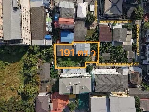 For SaleLandRama9, Petchburi, RCA : Prime location!! Good price!! Lots of space!! Selling vacant land 191 sq.w. Near Huai Khwang Market only 500 meters, Near University of the Thai Chamber of Commerce, Near MRT Huai Khwang! Urgent sale