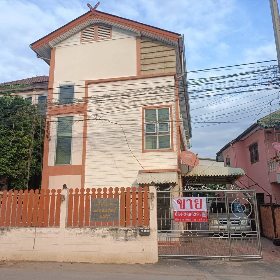 For SaleBusinesses for salePathum Thani,Rangsit, Thammasat : Urgent sale!! 3-storey building, entrance to Soi Rangsit-Nakhon Nayok 26, area 47 square wah, 11 bedrooms/ 10 bathrooms/ 1 living room/ 1 kitchen, near Tesco Lotus, Zeer, Future Park, Bangkok University, Rangsit University, Rajabhat University