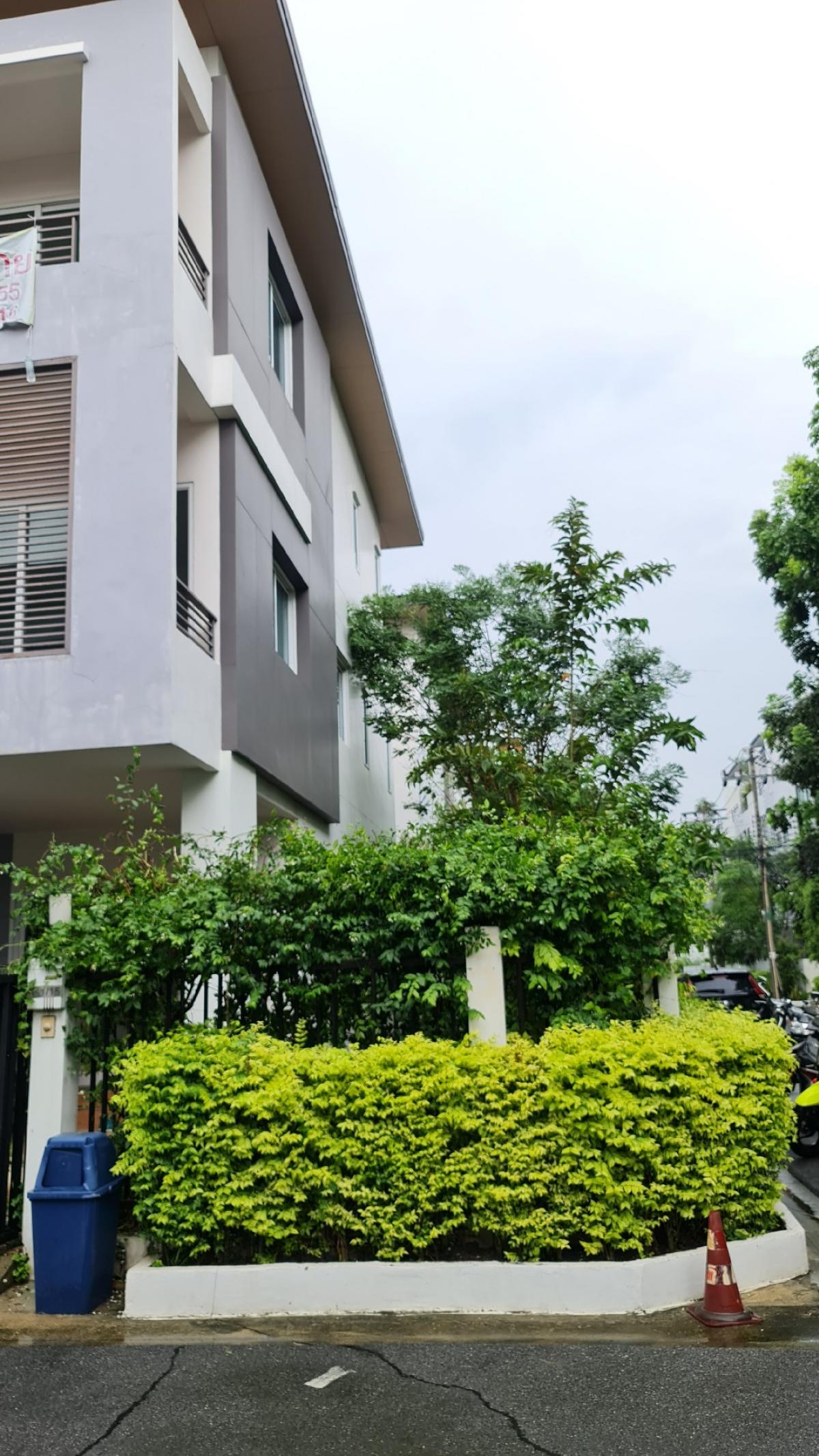 For SaleNonthaburi, Bang Yai, Bangbuathong : For sale: 3-storey townhouse, Motown Brio, along Khlong Prapa Canal, next to Muang Thong