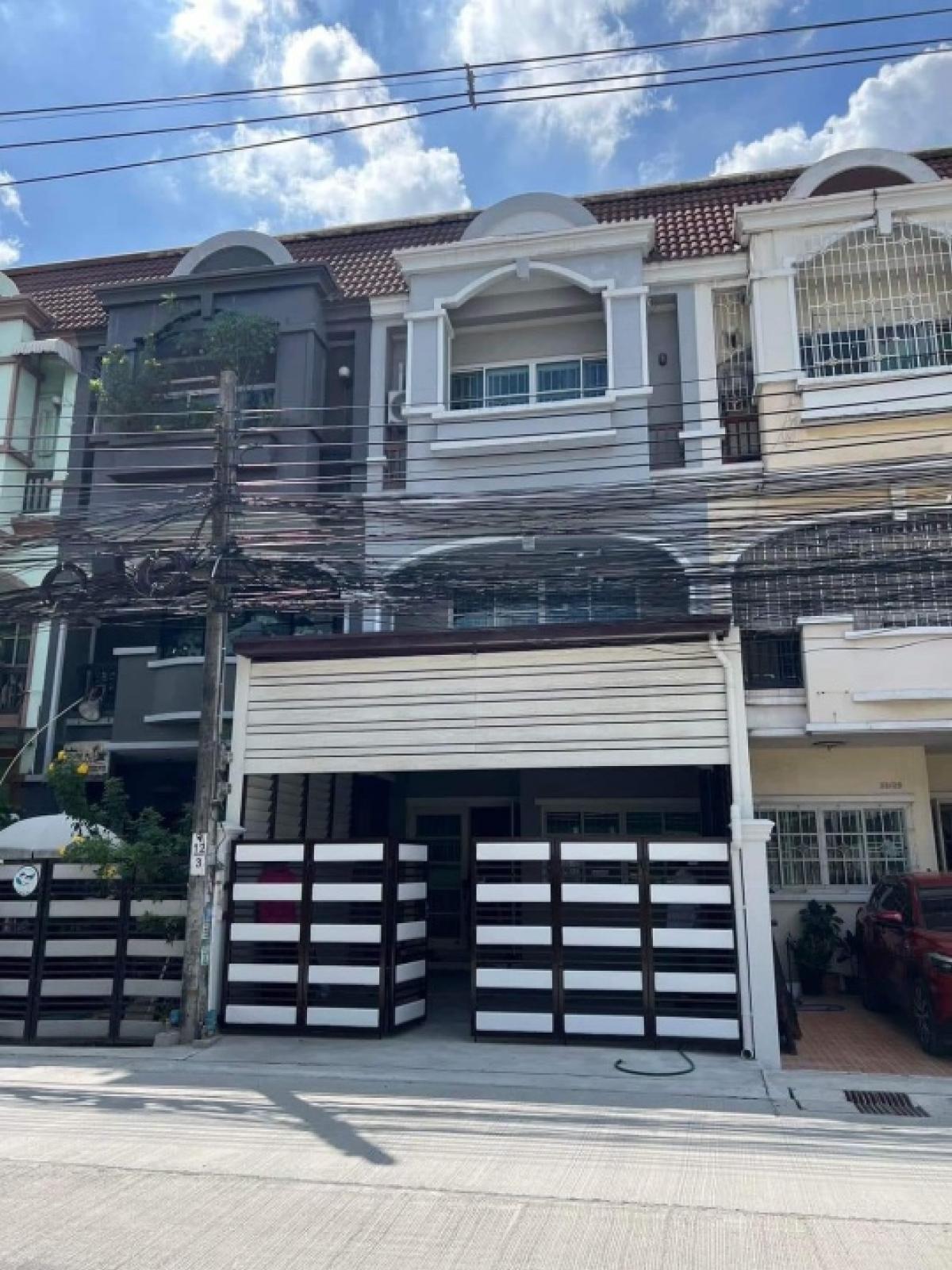 For RentTownhouseChokchai 4, Ladprao 71, Ladprao 48, : 25,000.- Townhouse for rent, 3 floors, Soi Nakniwat 48, Intersection 14, suitable for an office, on the road in the alley, near the market, convenient transportation, Nakniwat, along the expressway, Kaset