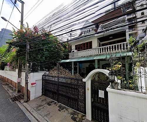 For RentHouseSukhumvit, Asoke, Thonglor : Single House at Asoke close to BTS. Allowed for business.