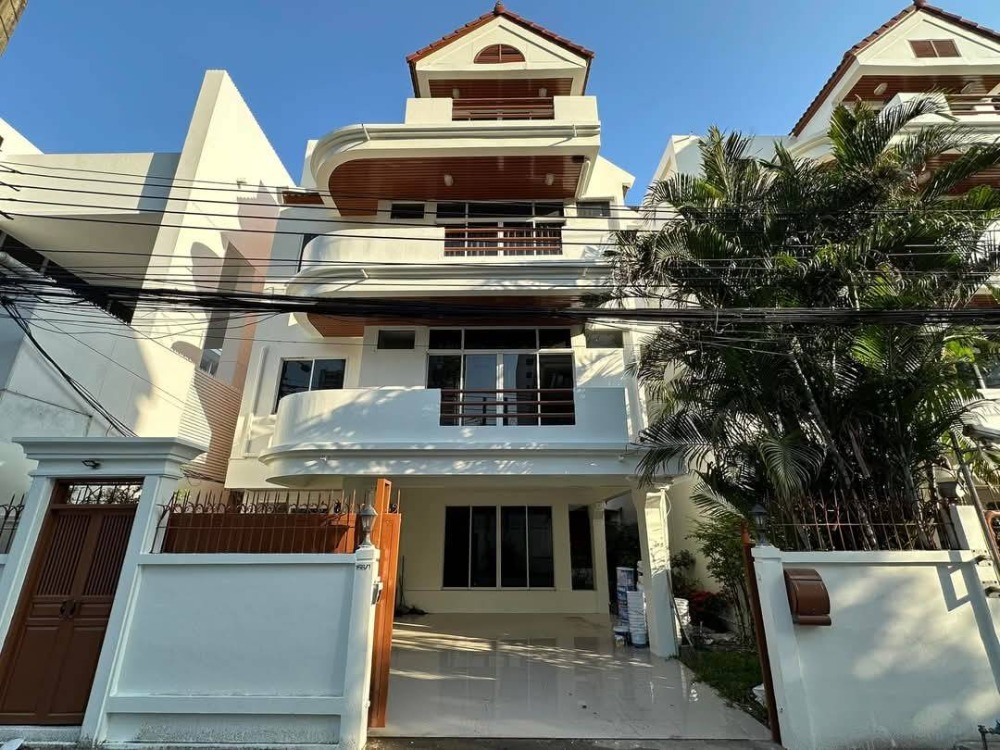 For RentHouseSukhumvit, Asoke, Thonglor : 4-storey detached house for rent near Emporium