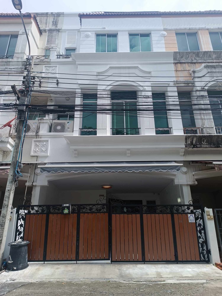 For SaleTownhomeSamut Prakan,Samrong : For sale: 3-storey townhouse, nice view 🎉 3 bedrooms, 3 bathrooms 🎉 Baan Klang Muang British Town Srinakarin 🎉