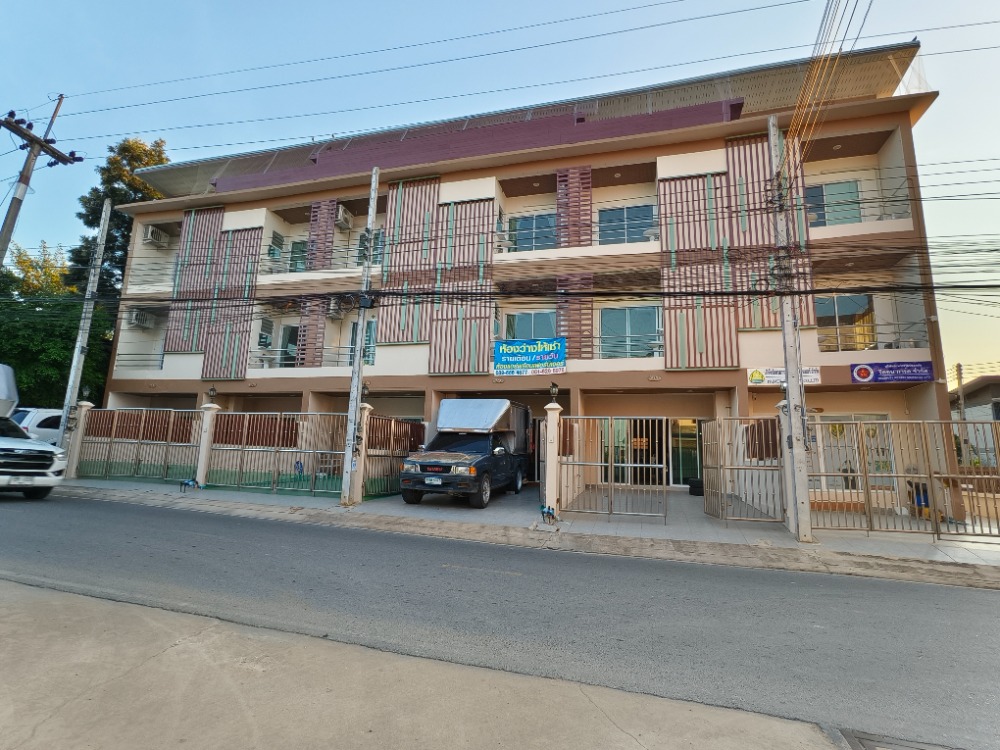 For SaleTownhousePattaya, Bangsaen, Chonburi : For sale: 3-storey townhouse, strong and stable structure, using good materials, on 2 sides of the road, no flooding, only 400 meters from Sukhumvit, Sattahip, Chonburi