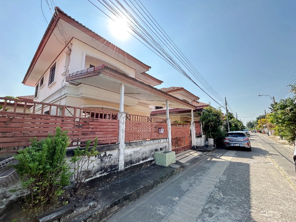 For SaleHouseChaengwatana, Muangthong : Urgent sale!! 2-storey detached house, 54 square wah, Lan Thong Village, Tiwanon-Pak Kret, on Tiwanon Road, near Muang Thong Thani and Chaeng Watthana Expressway.