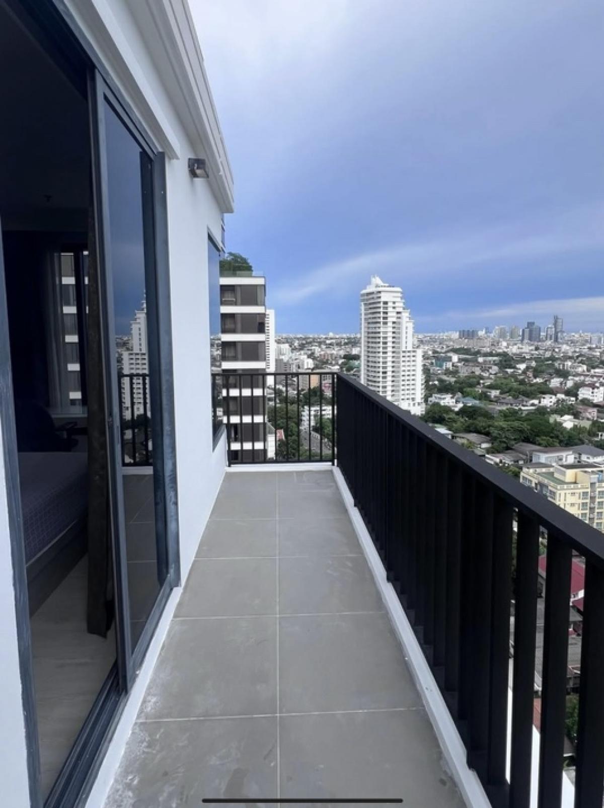 For RentCondoSukhumvit, Asoke, Thonglor : Urgent‼️ Room just vacant, ready to move in. Large room, 2 bedrooms, good price, high floor, good view, wide balcony, very cool breeze.