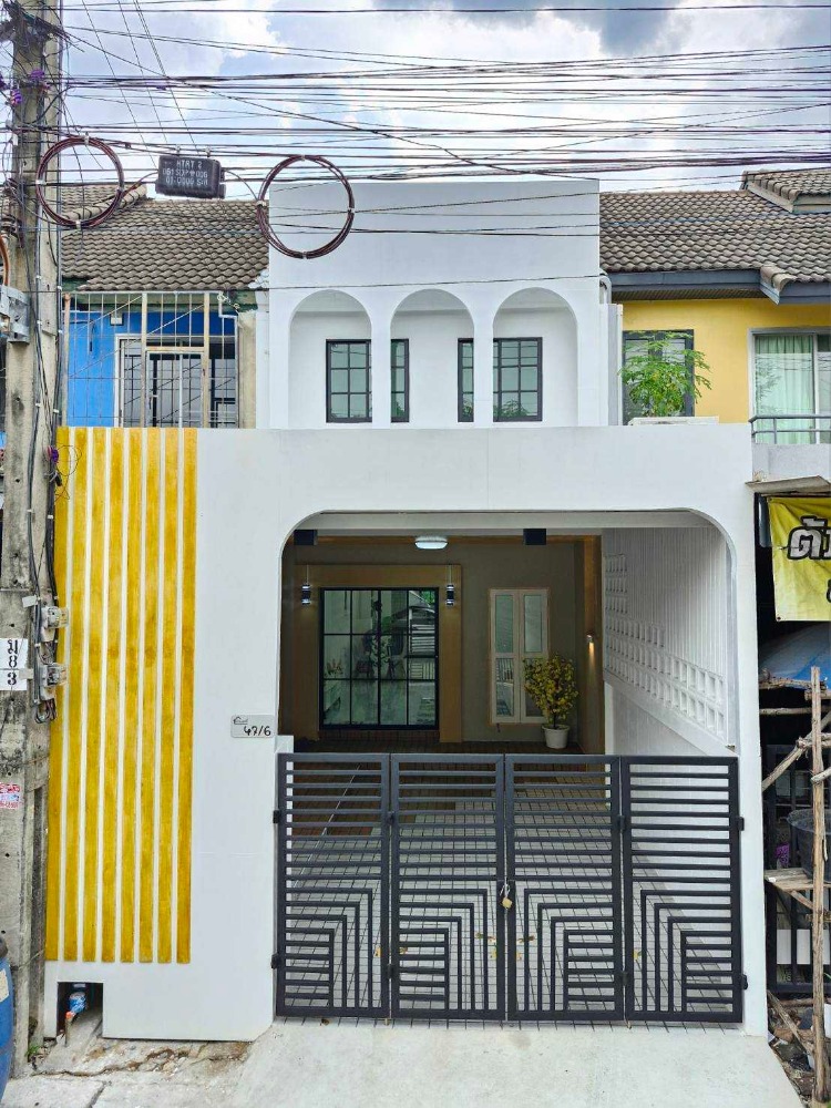 For SaleTownhouseNawamin, Ramindra : 2-storey townhouse, Cattleya Village, Hathai Rat 37, Sam Wa Tawan Tok, the back of the house is not attached to anyone, near Fashion Island, Safari World, Big C, Lotus, Makro, near Chatuchak Expressway, Eastern Ring Road, Kanchanaphisek, Sinphaet Hospital