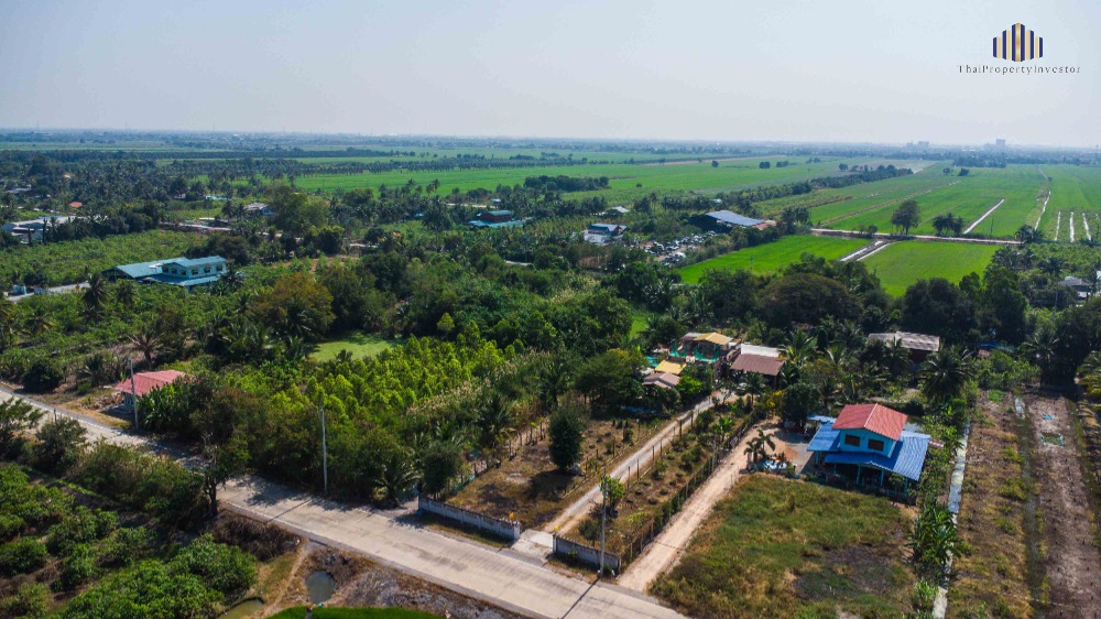 For SaleLandPathum Thani,Rangsit, Thammasat : Urgent sale! Land next to a canal, natural view, good atmosphere, 2 rai 1 ngan, filled in, with 2 houses, office and staff rooms.