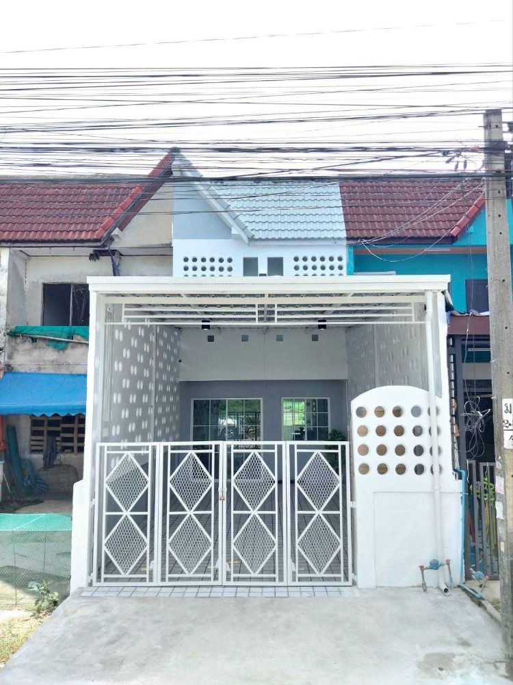 For SaleTownhouseMin Buri, Romklao : 2-storey townhouse, Sinanan Village, Liapwaree 55, Nongchok, near Big C, Lotus, Makro, Mahanakorn University of Technology, Nopparat Rajathanee Hospital, Khumklao, many connecting roads, Liapwaree, Rat Uthit, Connecting Samphanthawong, near Bodindecha 4 S