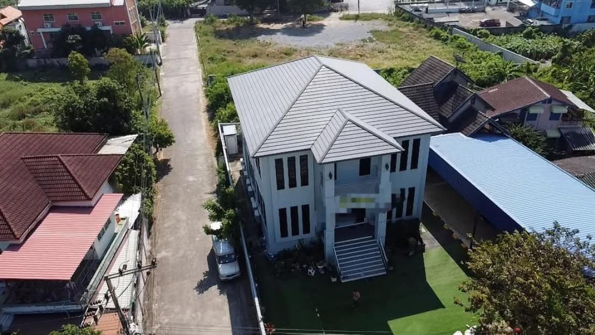 For SaleHousePattanakan, Srinakarin : SALE!! 🏡  A large luxury house with 226 sq.w in a prime location near Suan Luang Rama IX!  Only 25.5 million baht!