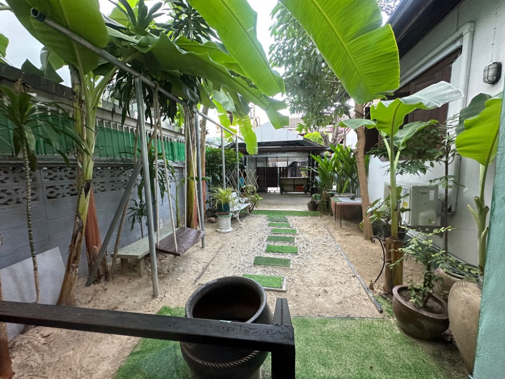 For RentHouseRatchadapisek, Huaikwang, Suttisan : KH0297 For rent, a garden house in a big city near MRT Sutthisan, only 300 meters, near Muang Thai Phatra building, many office workers and residents in this area. Suitable for opening a cafe, secret shop, restaurant or office or making Airbnb accommodati