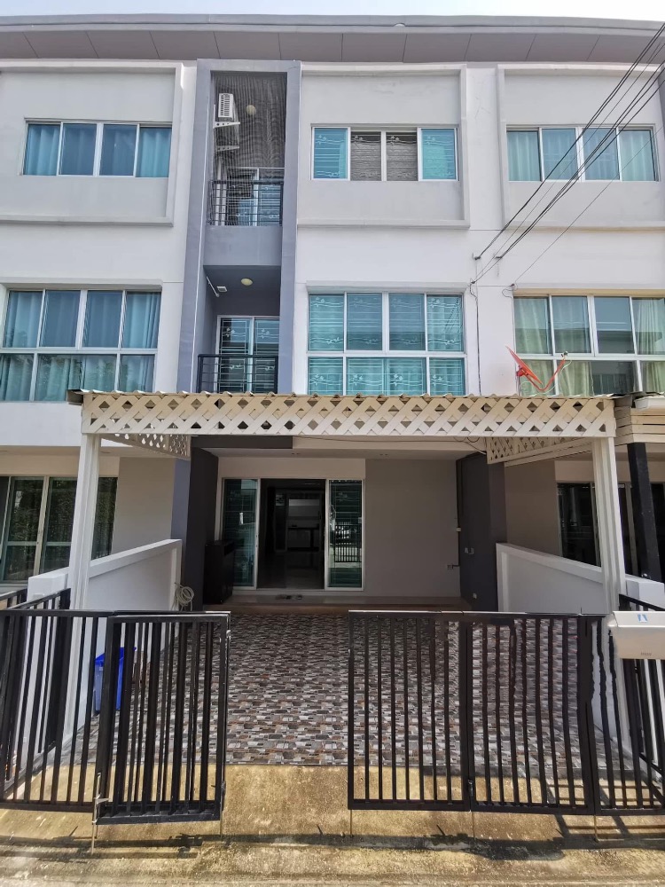 For RentTownhouseSamut Prakan,Samrong : Townhouse for rent, Lumpini Townville Village, Srinakarin-Bearing, next to the MRT Yellow Line, Sri Bearing Station, walkable