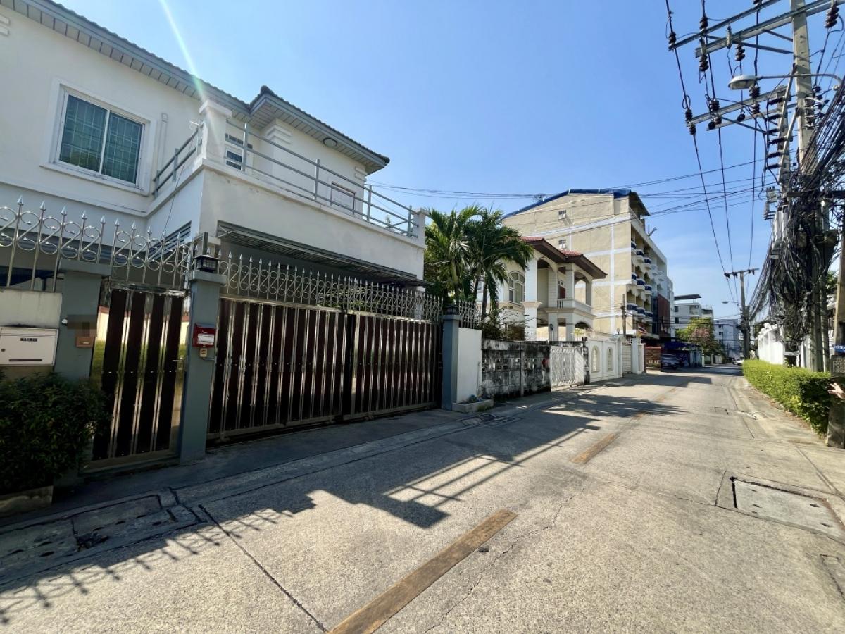 For SaleHouseKasetsart, Ratchayothin : Single house for sale, 70 sq.w., 17 million, near Kasetsart University, Bangkhen, Soi Ngamwongwan 54 (Soi Thanpuying Phahonyothin), can enter and exit Vibhavadi Rangsit 42 and Phahonyothin 35.