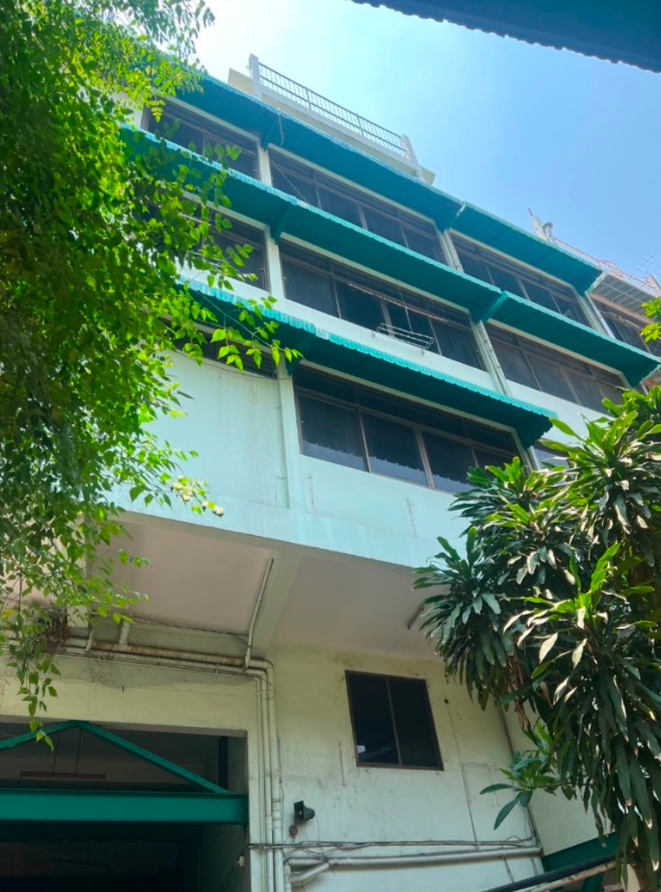 For RentWarehouseRama3 (Riverside),Satupadit : Commercial building for rent, 4 floors, with land and warehouse, on Rama 3 Road, near Terminal 21 Rama 3. Interested, add Line @841qqlnr.